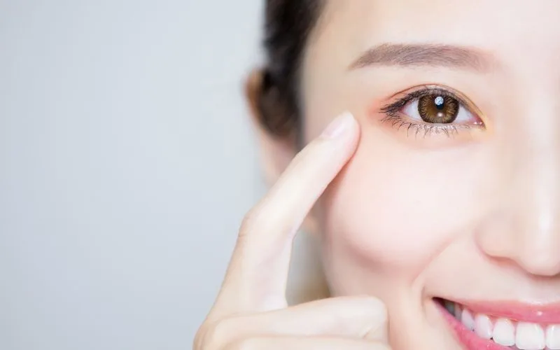 Benefits of Non-Surgical Eye Bag Removal Solutions Over Surgical Options